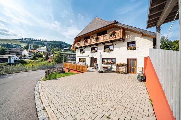 Exterior - Apartment 'Dorfblick' with Mountain View, Shared Terrace and Wi-Fi (Todtnau)