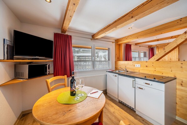 Kühlschrank, Mikrowelle, Herdplatte, Wasserkocher mit Kaffee-/Teezubehör