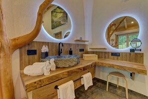 Regadera, secadora de cabello, toallas 