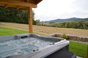 Tina de hidromasaje al aire libre