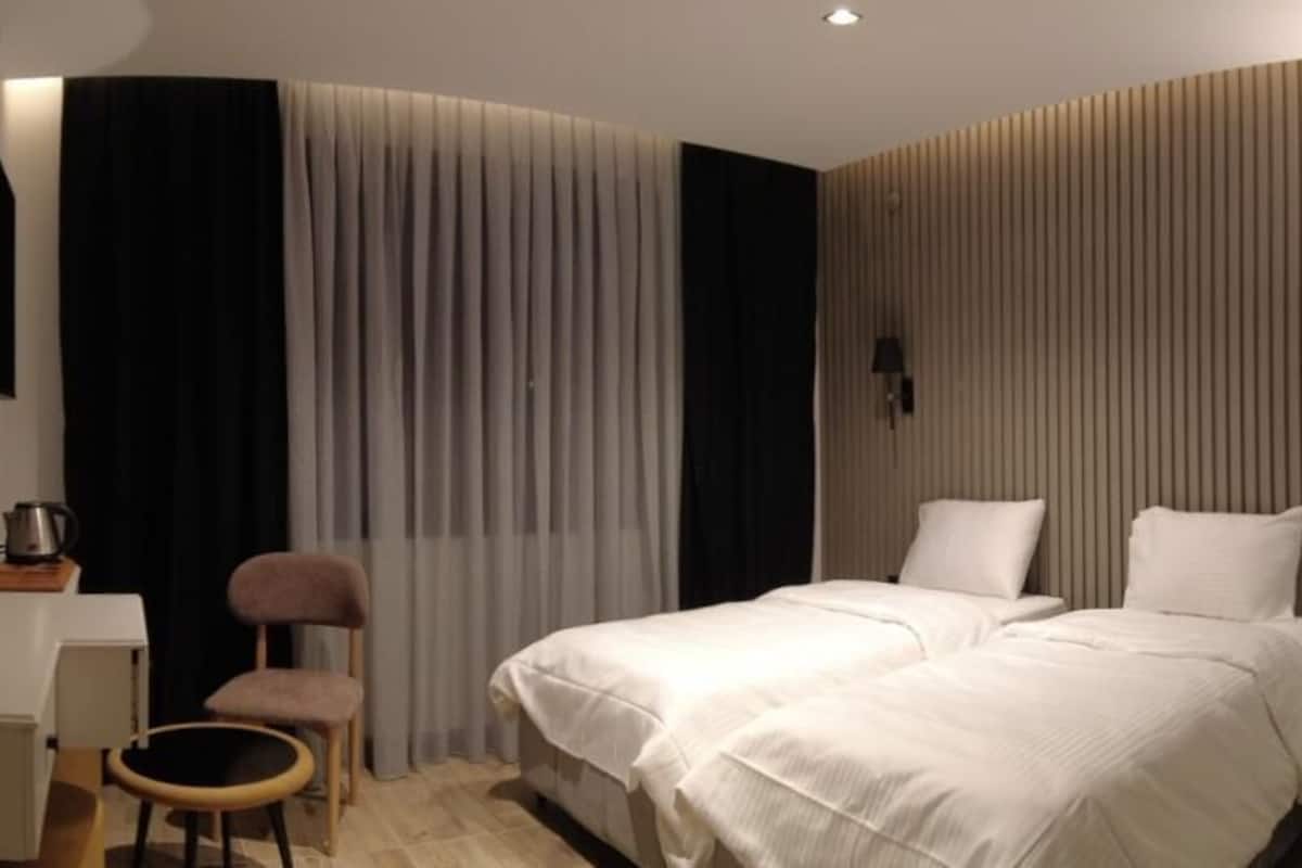 Standard Twin Room, Mountain View | 1 bedroom, in-room safe, desk, free WiFi