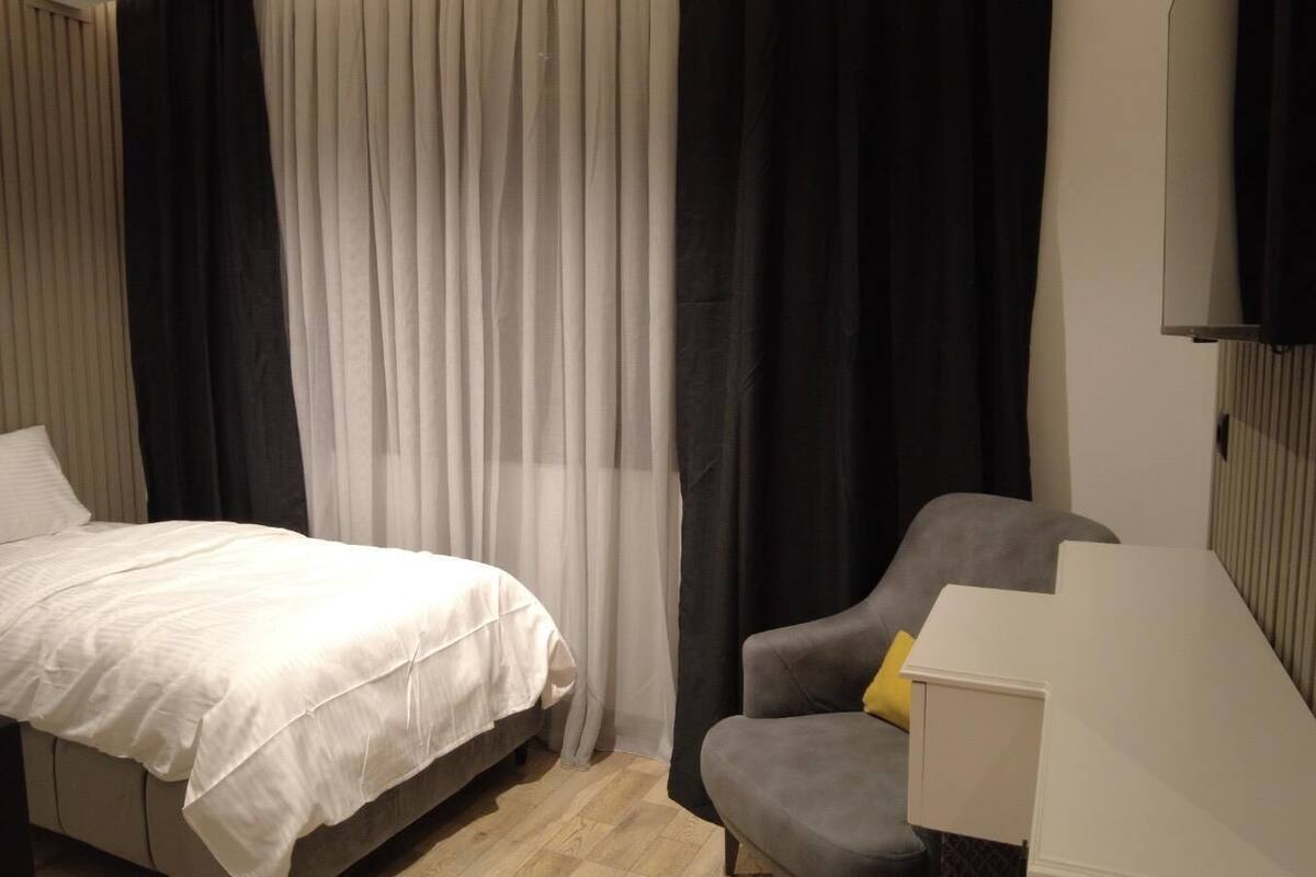 Standard Single Room, Mountain View | In-room safe, desk, WiFi (free)