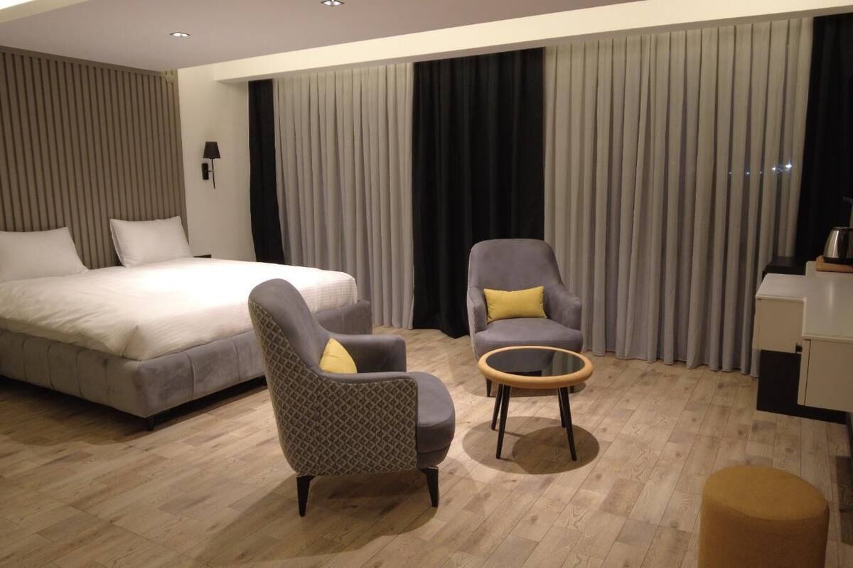 In-room safe, desk, WiFi (free)