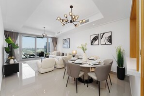 ดีลักซ์อพาร์ทเมนท์, 2 ห้องนอน, ระเบียง | ห้องรับประทานอาหาร