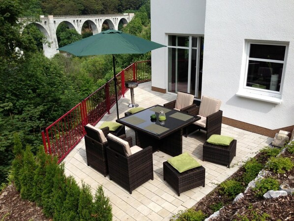 Outdoor dining - Apartment 'Ferienwohnung Viadukt' with Mountain View, Private Terrace and Wi-Fi (Willingen)