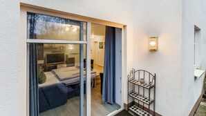 Ein Zimmer mit einem Bett, einem Schreibtisch, einem Stuhl, einem Fenster und einer Tür.
