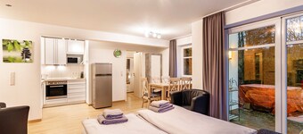 Ferienwohnung Viadukt" mit Bergblick, privater Terrasse und Wi-Fi