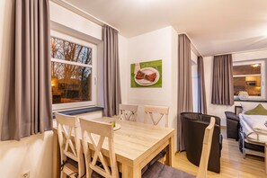 Dining - Apartment 'Ferienwohnung Viadukt' with Mountain View, Private Terrace and Wi-Fi (Willingen)