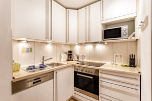 Frigorífico, microondas, horno y placa de cocina