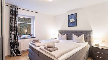 2 bedrooms, iron/ironing board, free WiFi, bed sheets