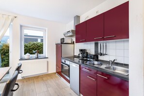 Jääkaappi, mikroaaltouuni, uuni, liesi