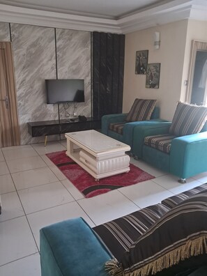 Suite familiale, vue sur la ville | Aire de séjour | Téléviseur connecté, table de ping-pong, sélection de musique