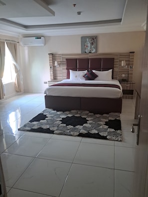 Chambre triple supérieure, vue sur la ville | AccÚs au Wi-Fi (inclus), literie fournie