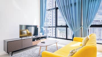 Deluxe-Apartment, Stadtblick | Wohnbereich | 50-Zoll-Smart-TV mit Satellitenempfang