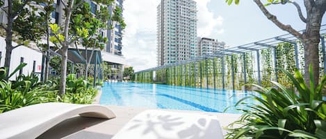 Piscina externa, funciona das 8h às 20h, espreguiçadeiras