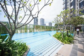 Outdoor pool, open 8:00 AM to 8:00 PM, pool loungers