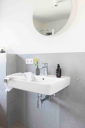 Douche, séchoir à cheveux, serviettes fournies