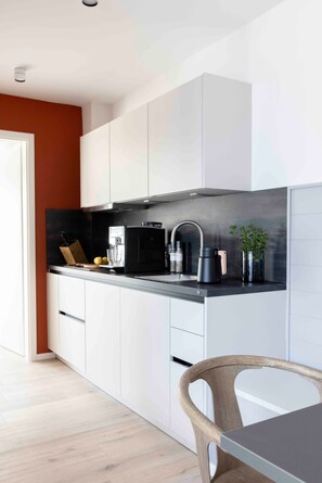 Jääkaappi, uuni, liesi, astianpesukone