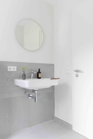 Shower, hair dryer, towels - Apartment 'Riva' with Private Terrace and Wi-Fi (Sankt Peter-Ording)