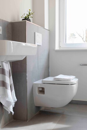 Douche, sèche-cheveux, serviettes fournies