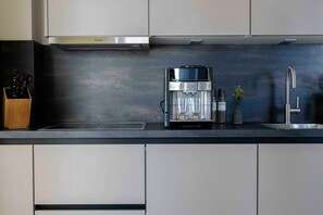 Frigorífico, horno, placa de cocina y lavavajillas