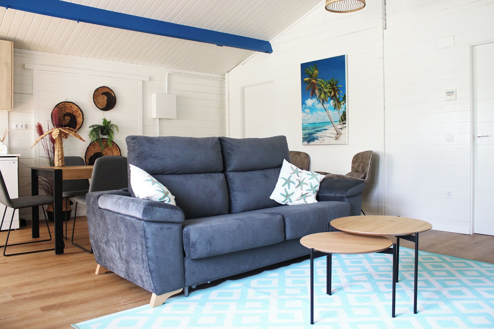 Deluxe bungalow | Woonruimte | Een 30-inch smart-tv met satellietzenders