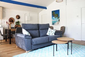 Deluxe-Bungalow | Wohnbereich | 30-Zoll-Smart-TV mit Satellitenempfang