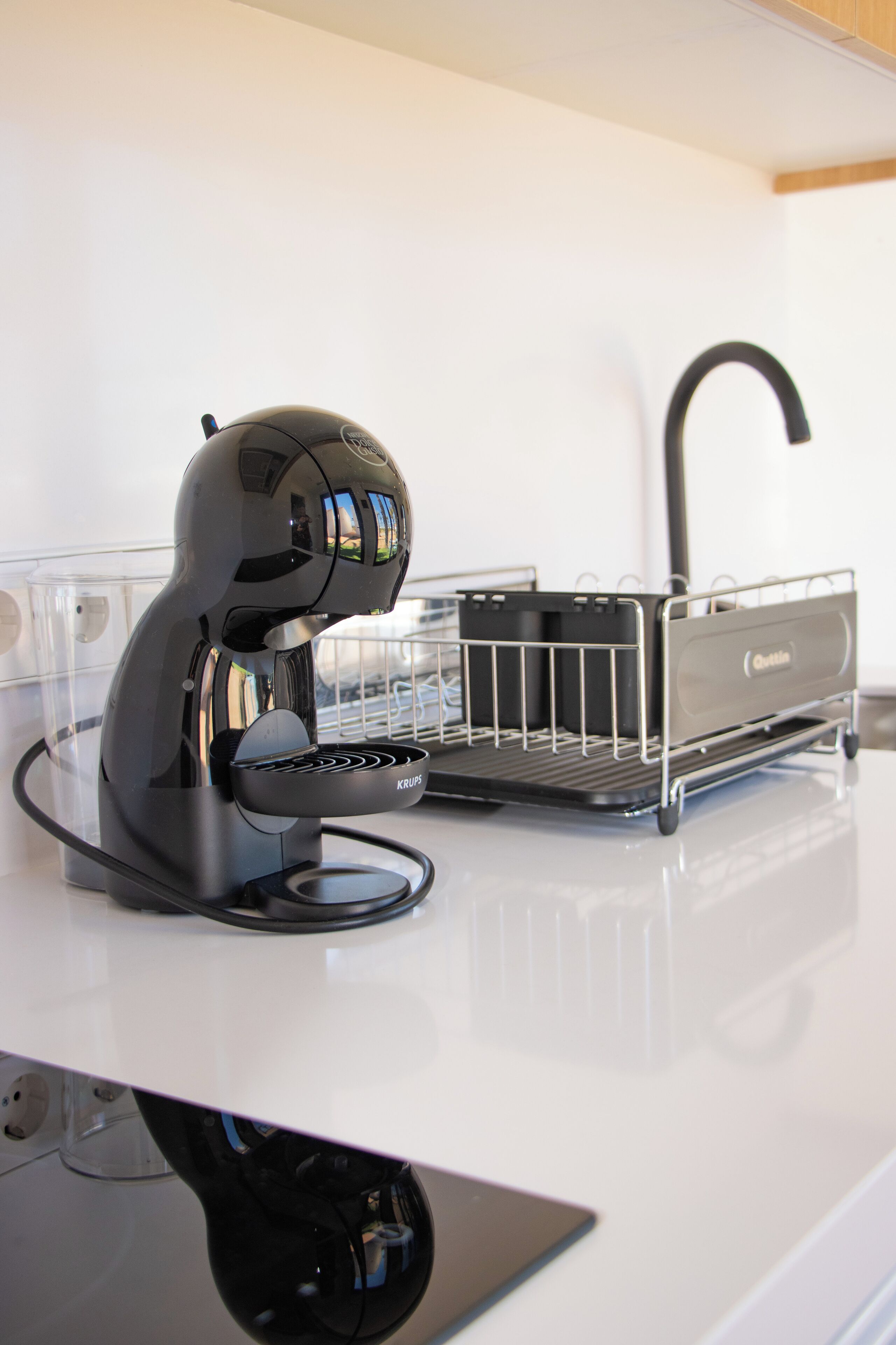 Täysikokoinen jääkaappi, mikroaaltouuni, liesi, kahvin-/teenkeitin