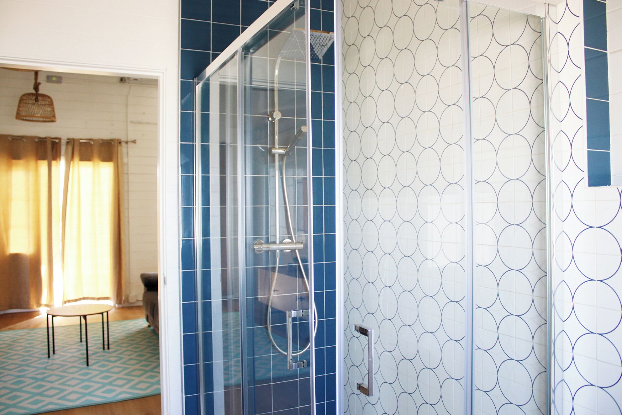 Deluxe bungalow | Badkamer | Een douche, handdoeken, zeep, shampoo