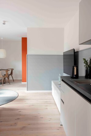 Kylskåp, ugn, spishäll och diskmaskin