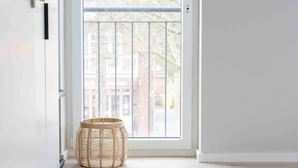 A door leading to a balcony with a wicker basket on the floor. - Apartment 'Orkney' with Balcony and Wi-Fi (Sankt Peter-Ording)