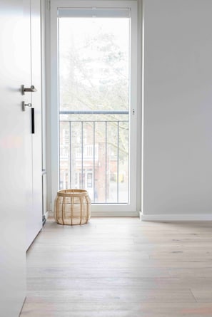 A door leading to a balcony with a wicker basket on the floor. - Apartment 'Orkney' with Balcony and Wi-Fi (Sankt Peter-Ording)