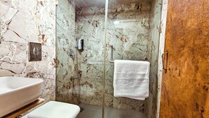 Dobbeltrom – deluxe | Bad | Toalettartikler (inkludert), håndklær, såpe og sjampo