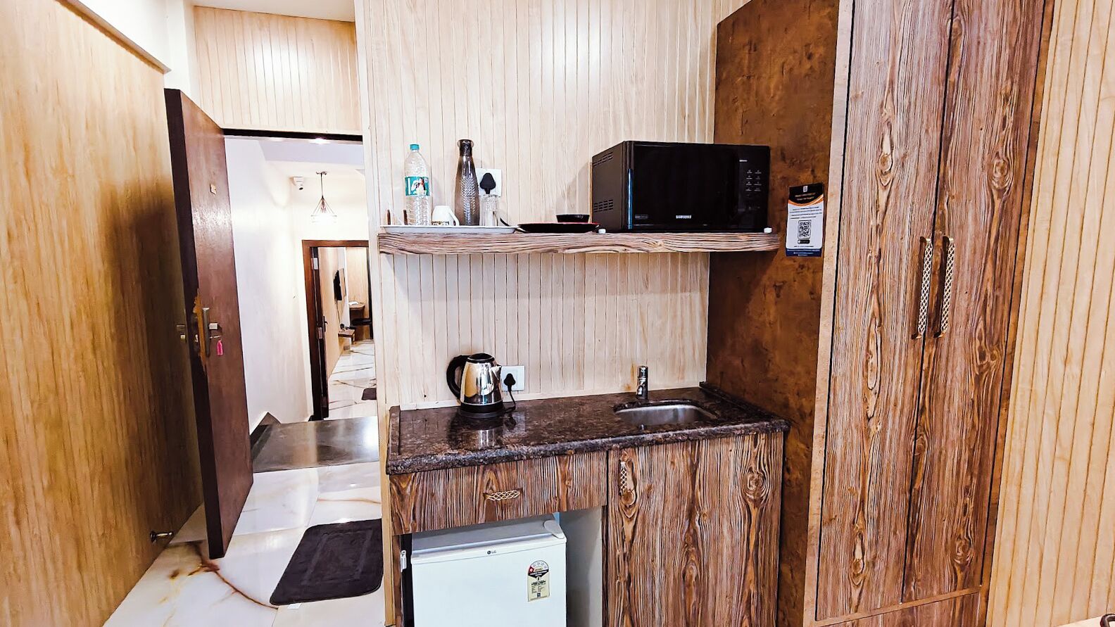 Habitación doble Deluxe | Cocina privada | Frigobar, microondas, tetera eléctrica y utensilios de cocina 