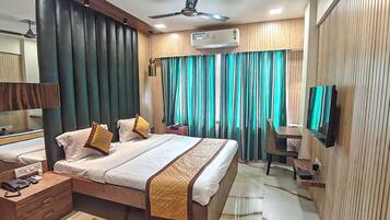 Deluxe Double Room | Desk, laptop workspace, free WiFi