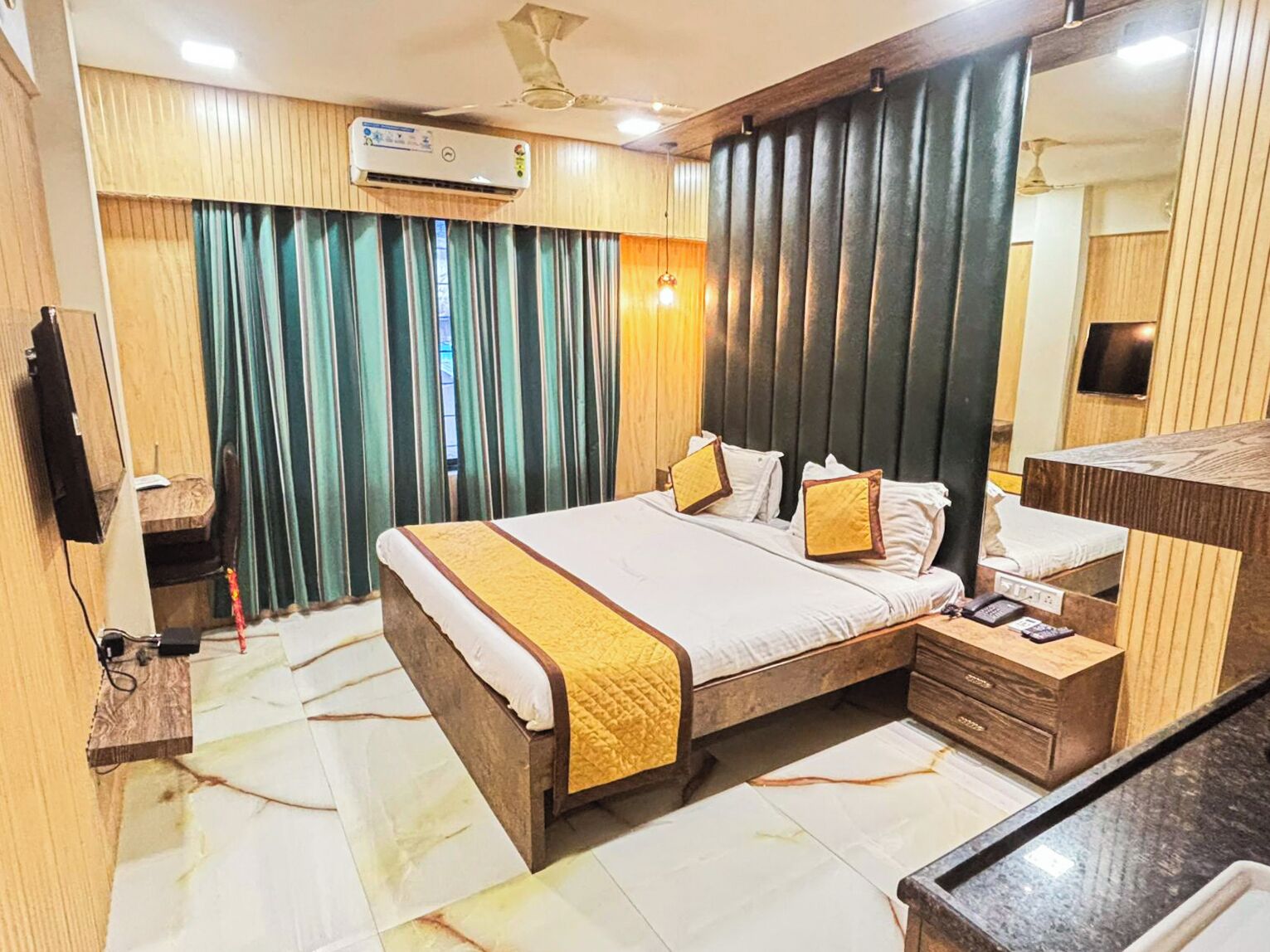 Escritorio, espacio para trabajar con laptop y wifi gratis 