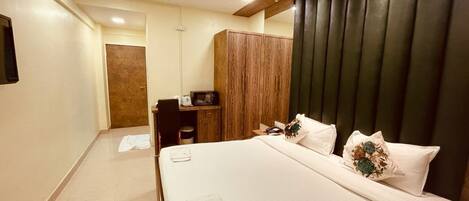 Deluxe Double Room | Desk, laptop workspace, free WiFi