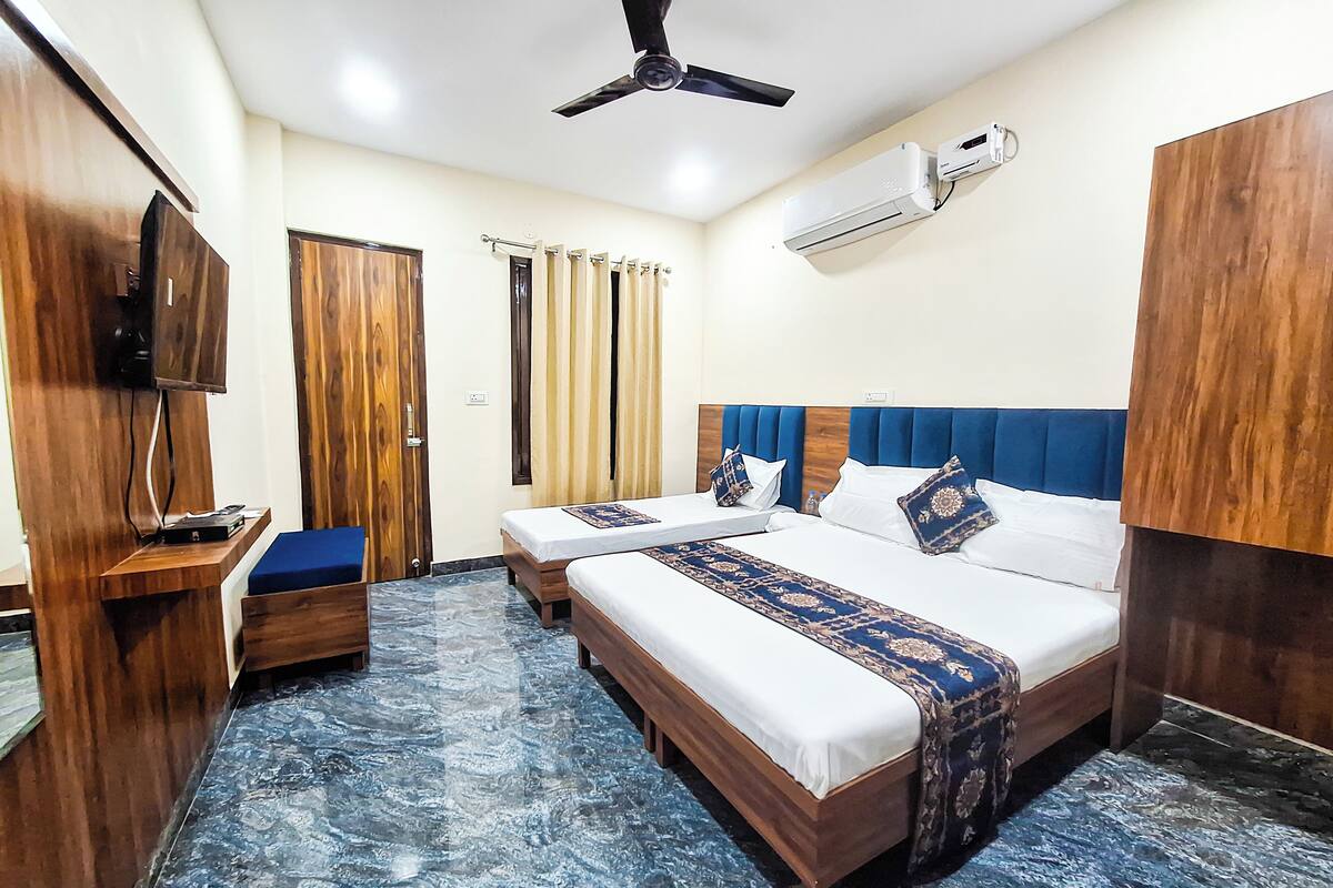 Quarto triplo standard, vista para a cidade | Espaço de trabalho para notebook, Wi-Fi de cortesia