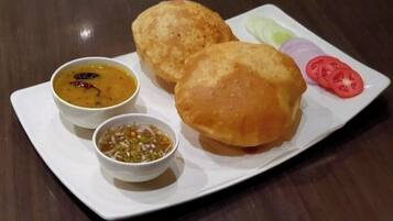 Sarapan prasmanan setiap hari (INR 500 per orang)