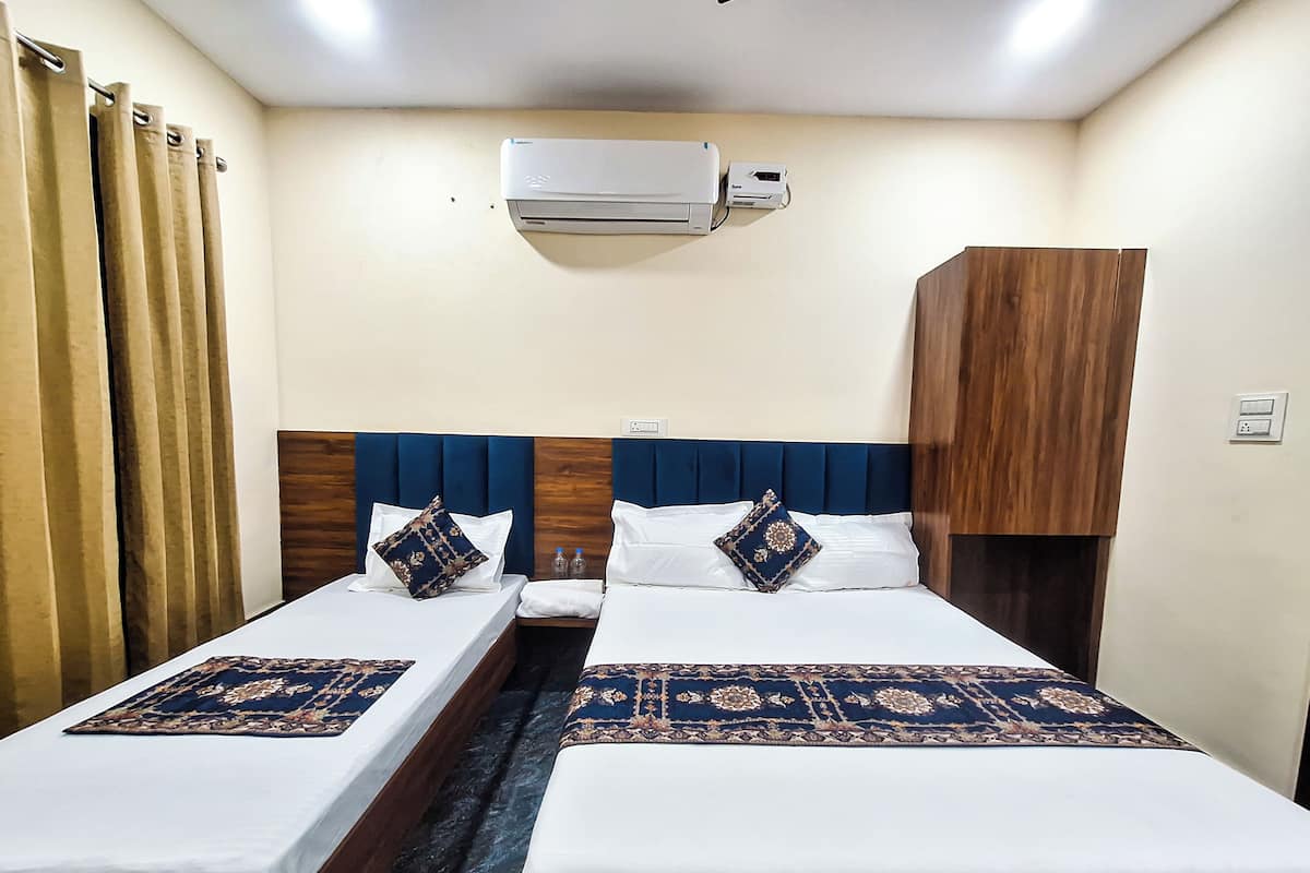 Habitación triple estándar, vistas a la ciudad | Espacio para trabajar con un portátil y wifi gratis