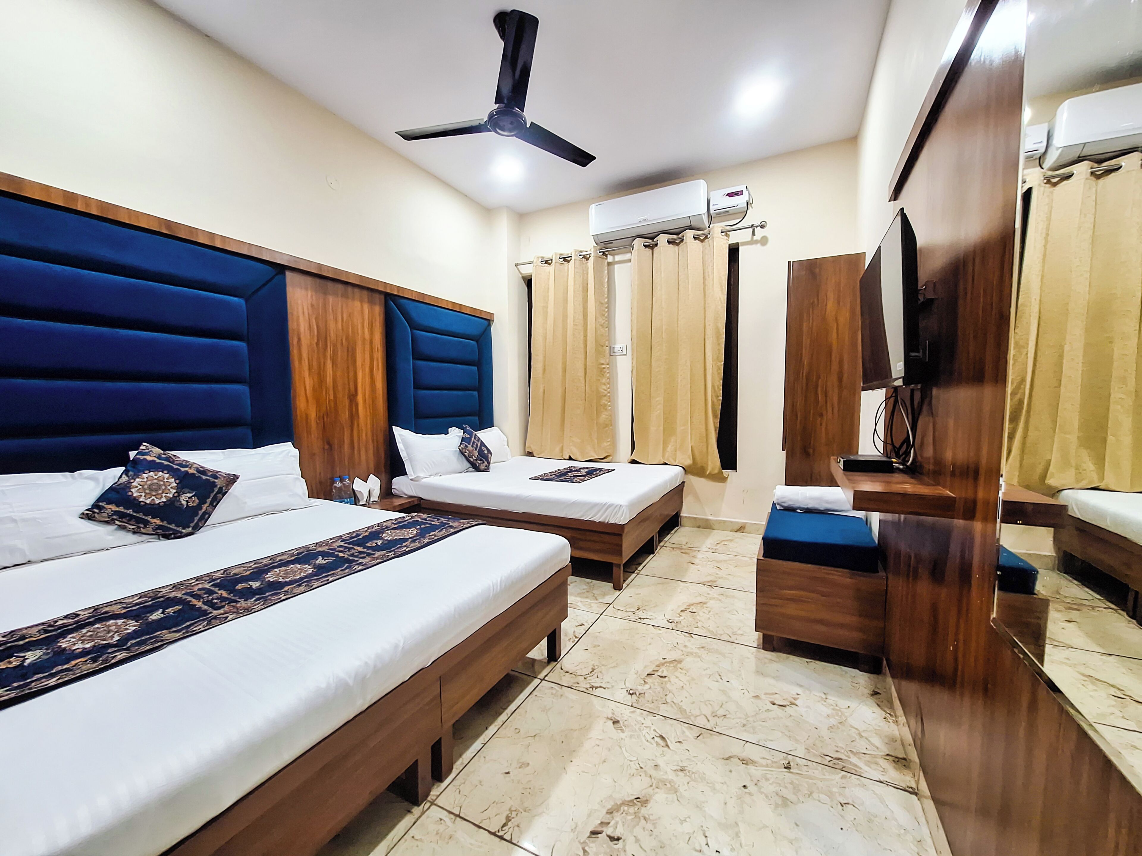 Family Quadruple Room, 2 Double Beds | Laptop workspace, free WiFi