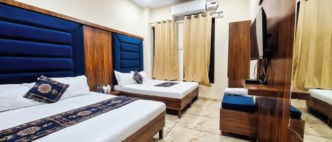 Habitación cuádruple familiar, 2 camas matrimoniales | Espacio para trabajar con laptop y wifi gratis