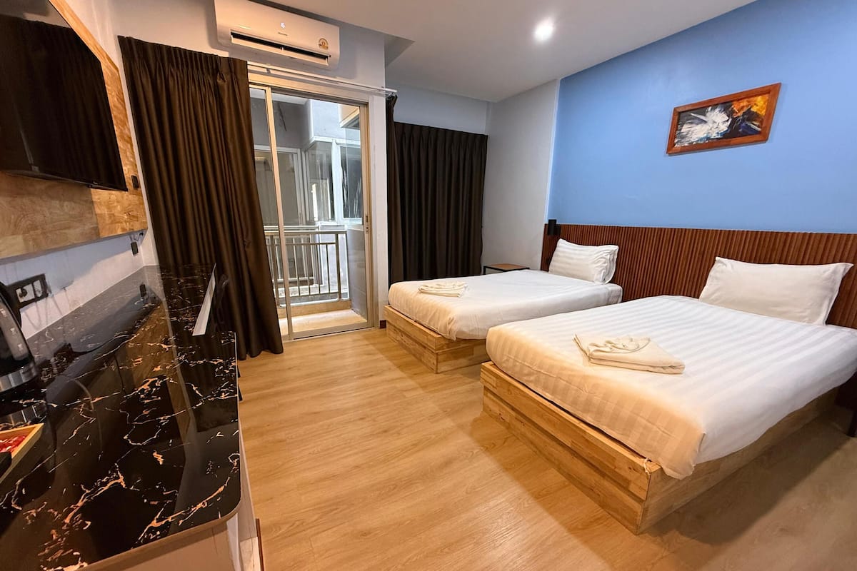 Quarto duplo superior, sacada | Cofres nos quartos, espaço de trabalho para notebook, Wi-Fi de cortesia