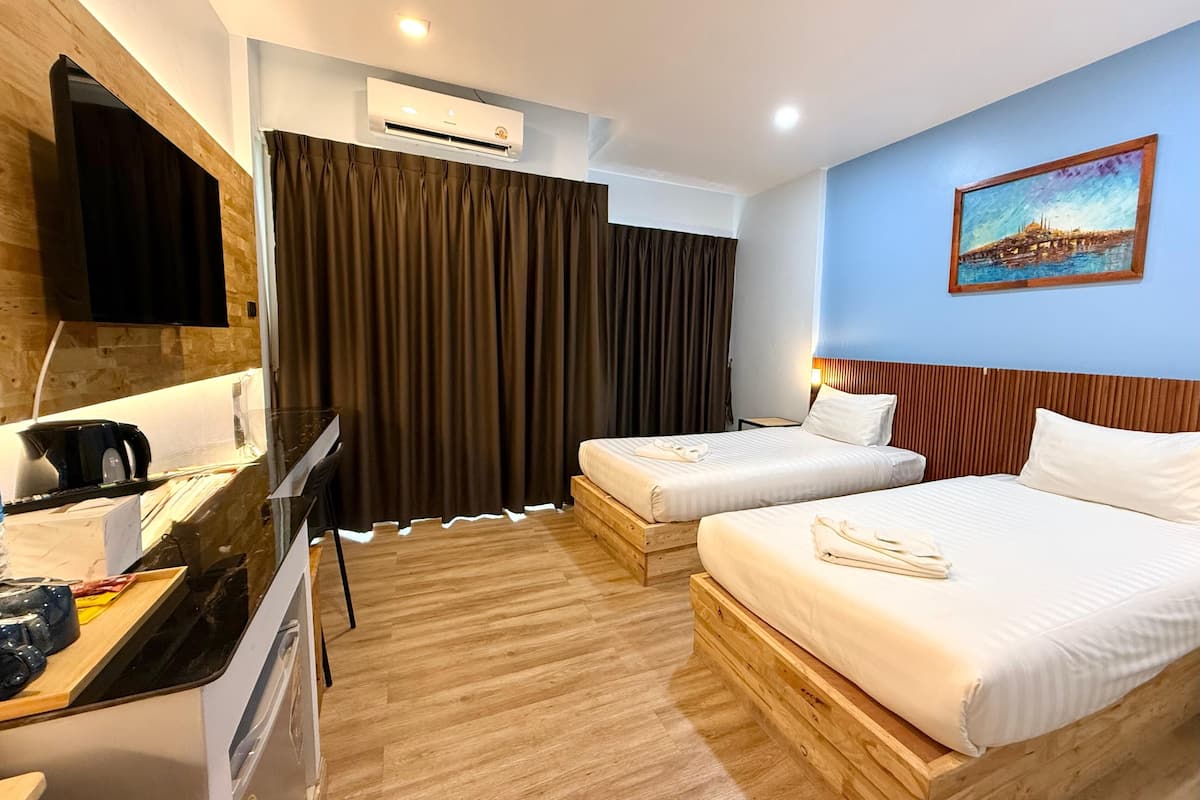 Chambre Deluxe avec lits jumeaux, balcon, vue ville | Coffres-forts dans les chambres