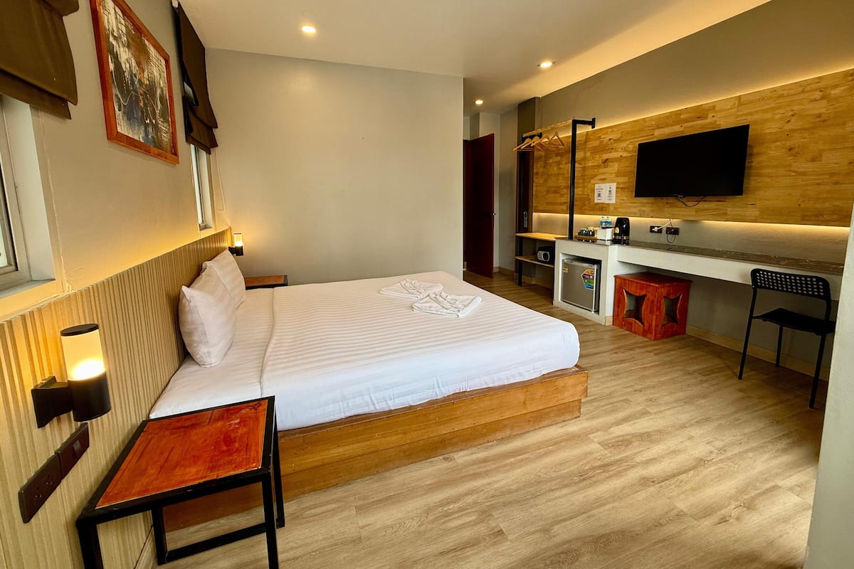 Quarto casal luxo, sacada | Cofres nos quartos, espaço de trabalho para notebook, Wi-Fi de cortesia