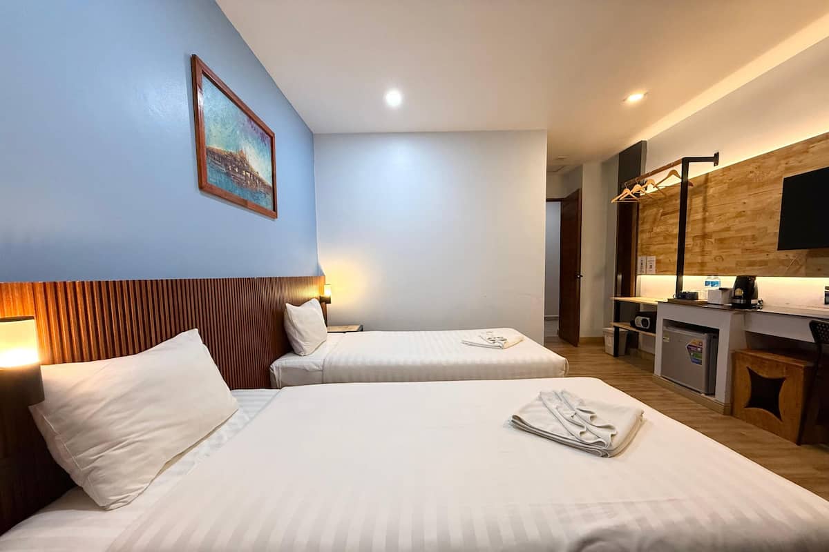 Quarto duplo luxo, sacada, vista para a cidade | Cofres nos quartos, espaço de trabalho para notebook, Wi-Fi de cortesia