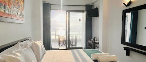 Deluxe-Doppelzimmer, Balkon, Strandblick | 1 Schlafzimmer, Bügeleisen/Bügelbrett, kostenloses WLAN