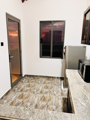 Luxury Apartment, Balcony, Beach View | Private kitchen