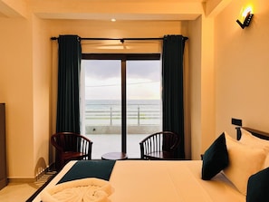 Suite, balkon, uitzicht op strand | Een strijkplank/strijkijzer, gratis wifi