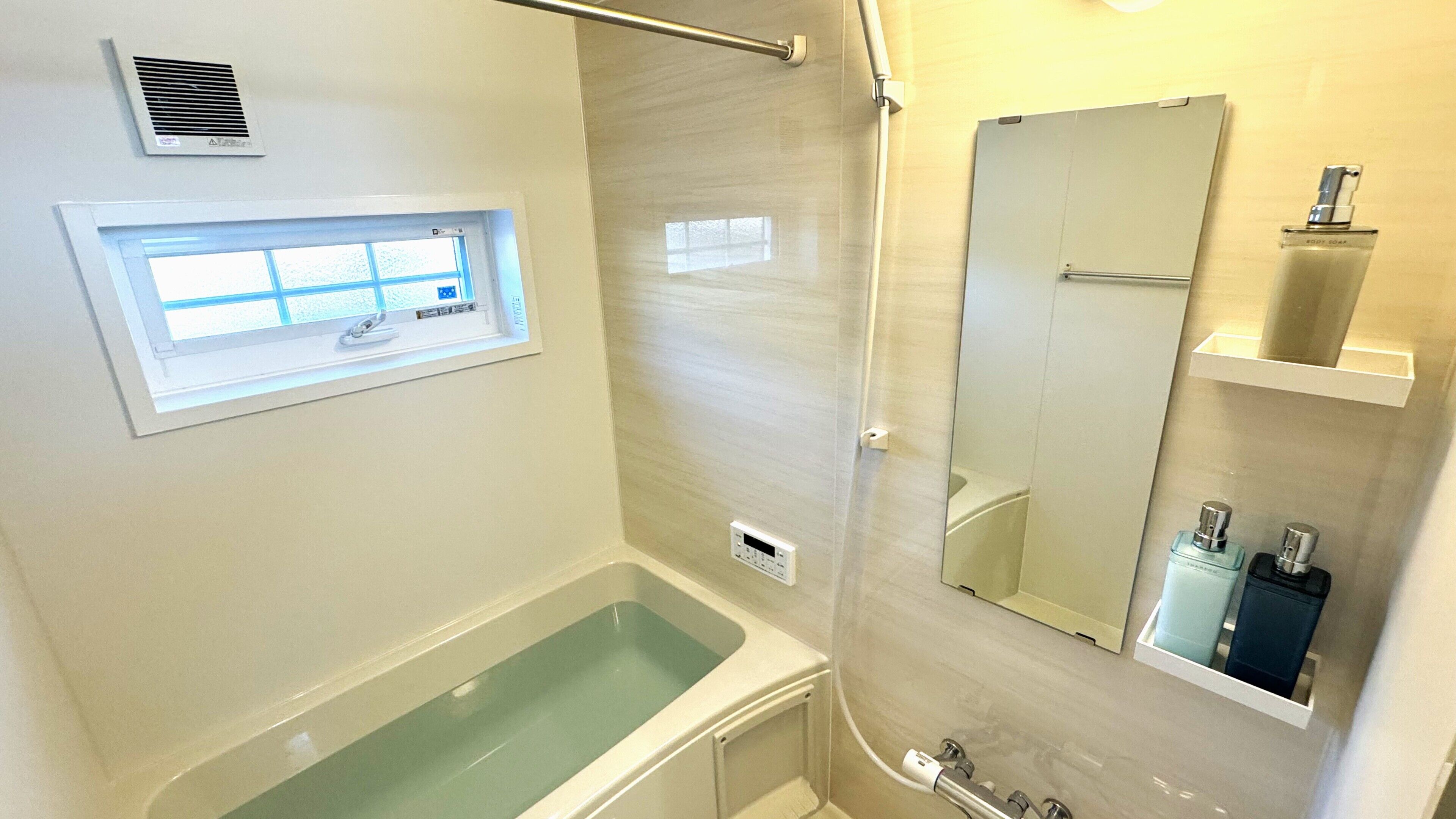 Combined shower/tub, hair dryer, towels, shampoo